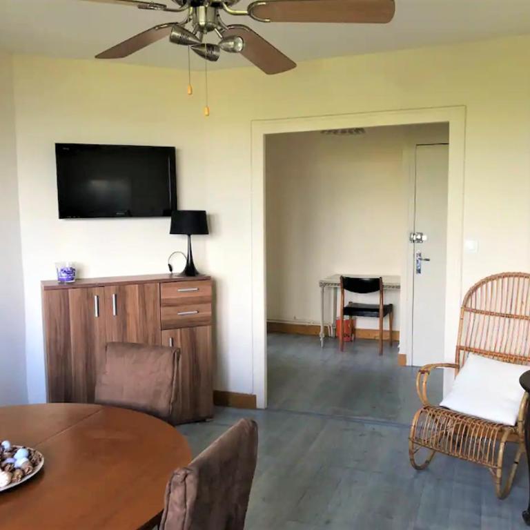 Appartement vue sur baie et océan, 100 m de la plage et du centre par chemin privé - Three-Bedroom Apartment - 2