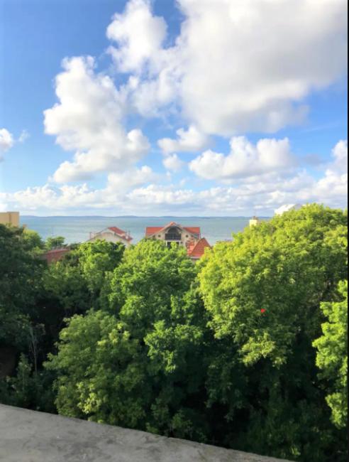 Appartement vue sur baie et océan, 100 m de la plage et du centre par chemin privé - Three-Bedroom Apartment - 1