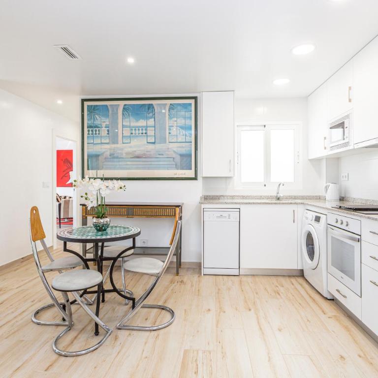 Place De La Mairie - Two-Bedroom Apartment - 17