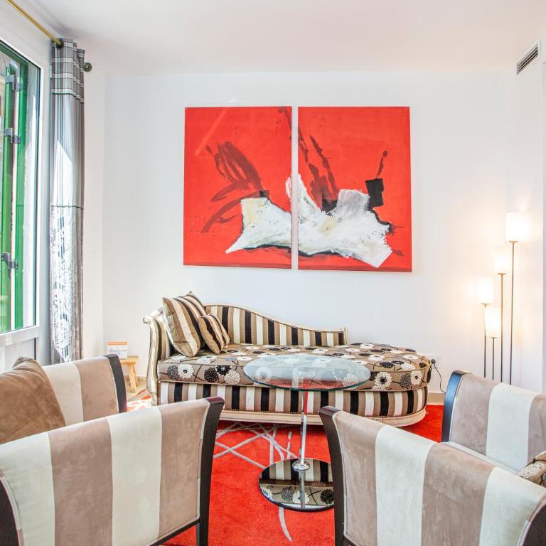 Place De La Mairie - Two-Bedroom Apartment - 13