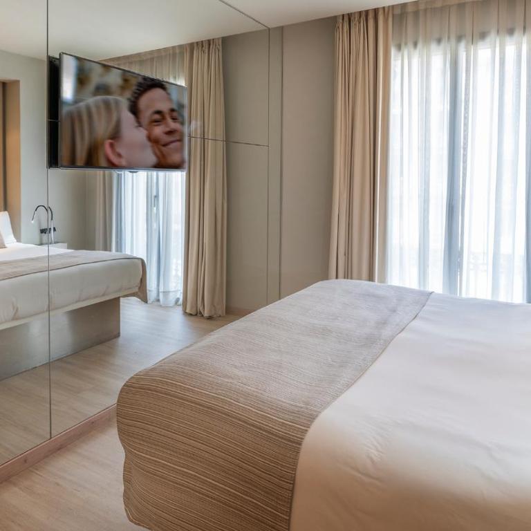 Cram Hotel - Superior Room with Balcony - 5