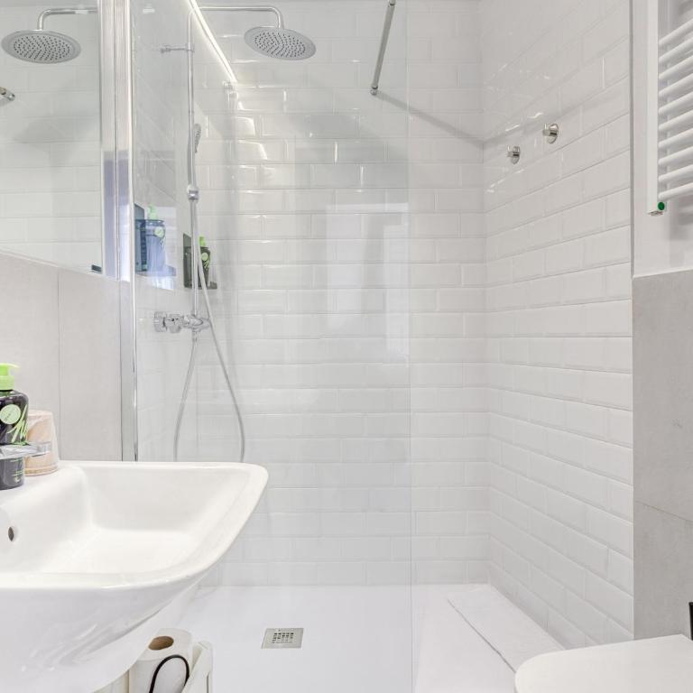 Limehome Madrid Calle Ave María - estancia temporal - Two-Bedroom Apartment with Balcony - 10