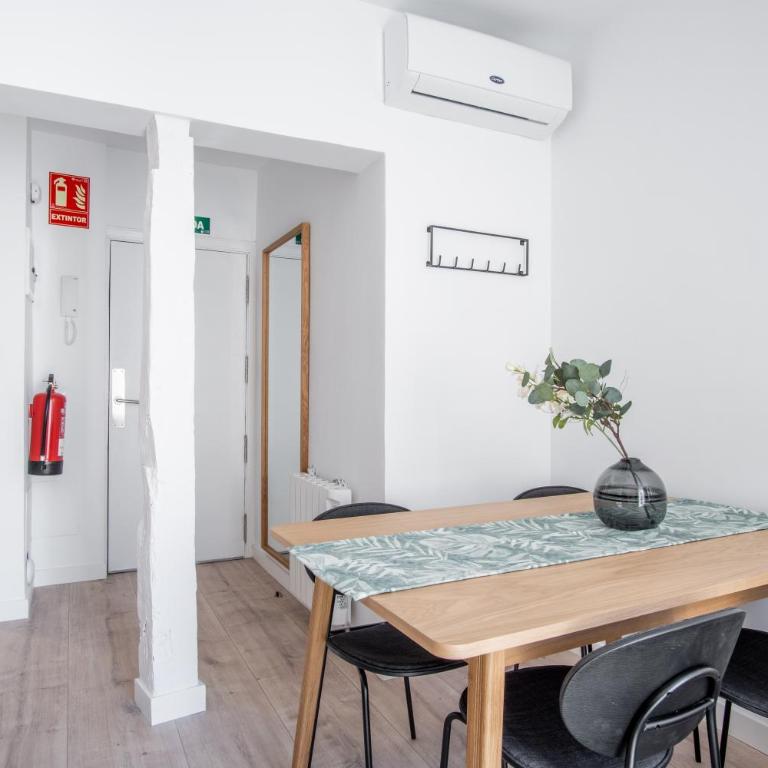 Limehome Madrid Calle Ave María - estancia temporal - One-Bedroom Apartment with Balcony - 9