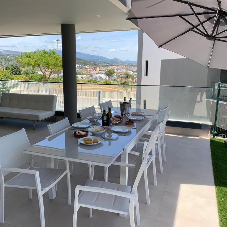CASA CASU NEW STUNNING 3 BED RAISED GROUND FLOOR APARTMENT & HUGE BALCONY WITH SEA POOL & MOUNTAIN VIEW INDOOR & OUTDOOR SWIMMING POOLS & GYM WALKING DISTANCE TO BEACH PORT Estepona TRAVELLER AWARD 2023 - Three-Bedroom Apartment - 56