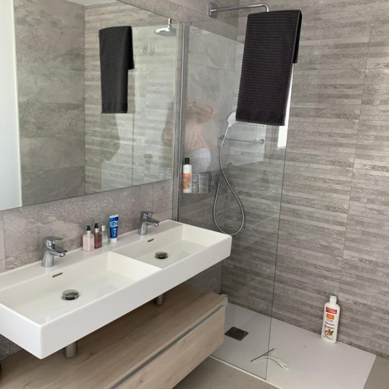 CASA CASU NEW STUNNING 3 BED RAISED GROUND FLOOR APARTMENT & HUGE BALCONY WITH SEA POOL & MOUNTAIN VIEW INDOOR & OUTDOOR SWIMMING POOLS & GYM WALKING DISTANCE TO BEACH PORT Estepona TRAVELLER AWARD 2023 - Three-Bedroom Apartment - 71