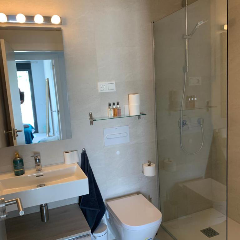 CASA CASU NEW STUNNING 3 BED RAISED GROUND FLOOR APARTMENT & HUGE BALCONY WITH SEA POOL & MOUNTAIN VIEW INDOOR & OUTDOOR SWIMMING POOLS & GYM WALKING DISTANCE TO BEACH PORT Estepona TRAVELLER AWARD 2023 - Three-Bedroom Apartment - 70
