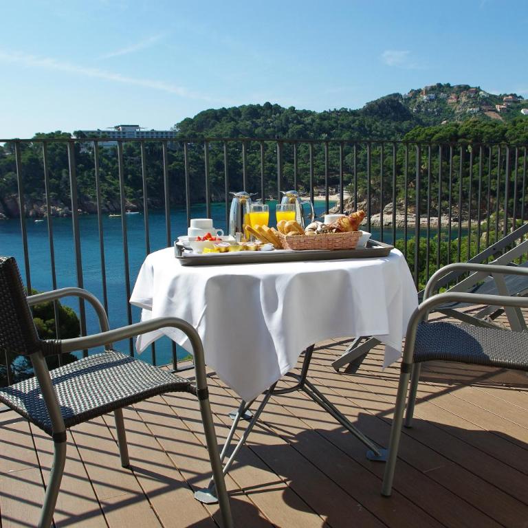 Hotel Aigua Blava - Habitación Doble con terraza y vistas al mar/playa - 1 cama doble o 2 individuales - 1