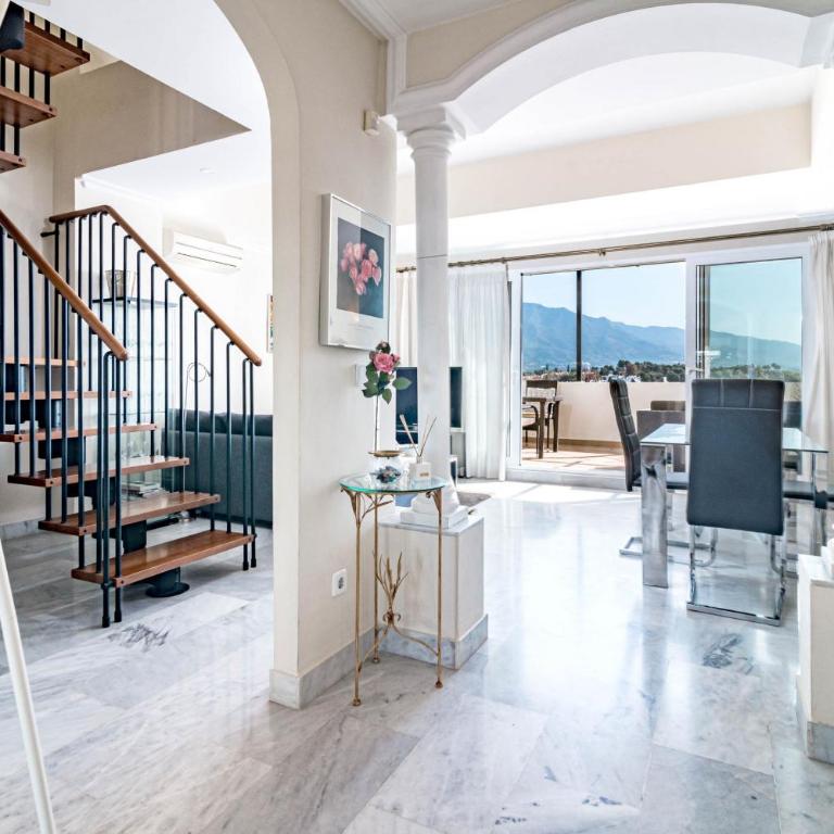 Spacious 2 Bedroom Apartment in Puerto Banus with a Private Terrace and Mountain Views - Deluxe Apartment - 2