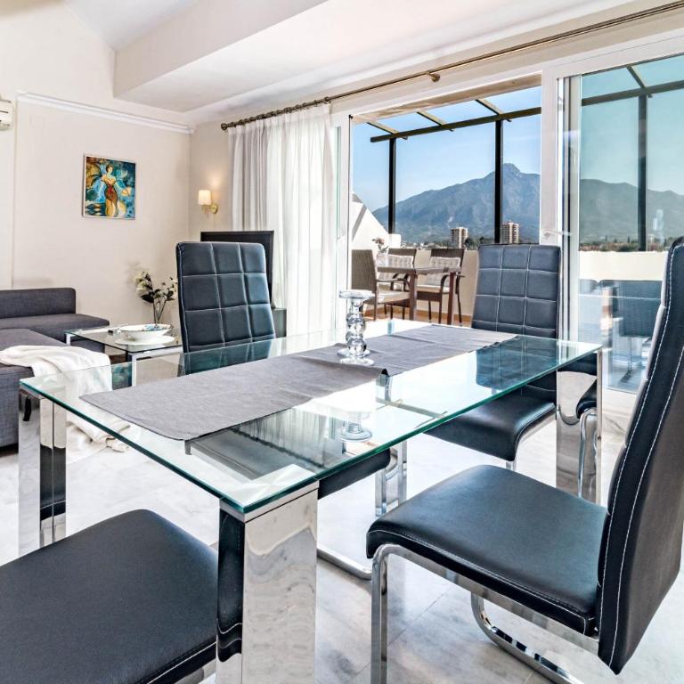Spacious 2 Bedroom Apartment in Puerto Banus with a Private Terrace and Mountain Views - Deluxe Apartment - 4