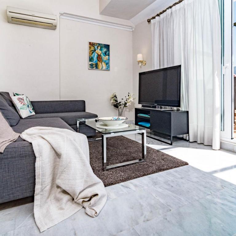 Spacious 2 Bedroom Apartment in Puerto Banus with a Private Terrace and Mountain Views - Deluxe Apartment - 6