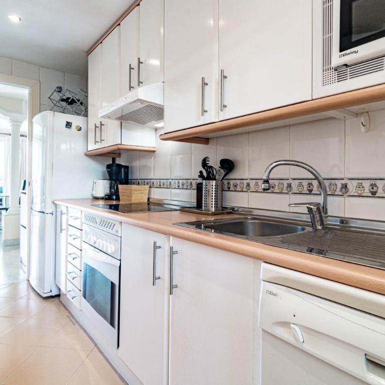 Spacious 2 Bedroom Apartment in Puerto Banus with a Private Terrace and Mountain Views - Deluxe Apartment - 16