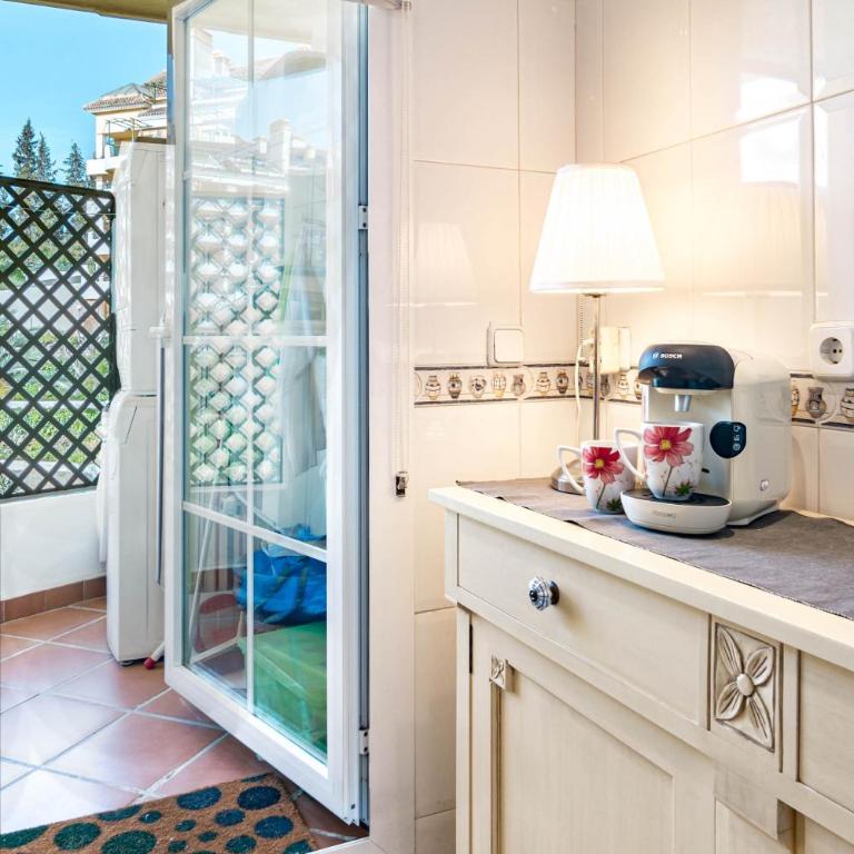 Spacious 2 Bedroom Apartment in Puerto Banus with a Private Terrace and Mountain Views - Deluxe Apartment - 18