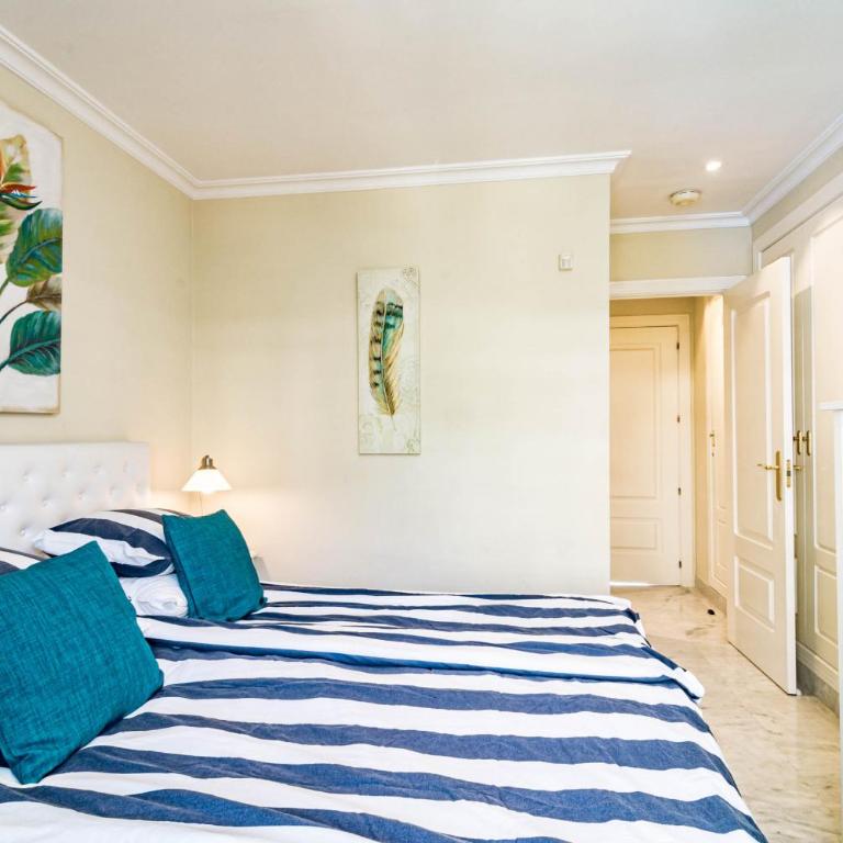 Spacious 2 Bedroom Apartment in Puerto Banus with a Private Terrace and Mountain Views - Deluxe Apartment - 21