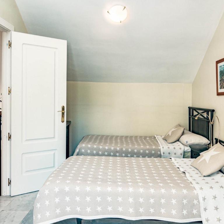 Spacious 2 Bedroom Apartment in Puerto Banus with a Private Terrace and Mountain Views - Deluxe Apartment - 26