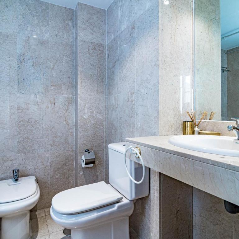 Spacious 2 Bedroom Apartment in Puerto Banus with a Private Terrace and Mountain Views - Deluxe Apartment - 30
