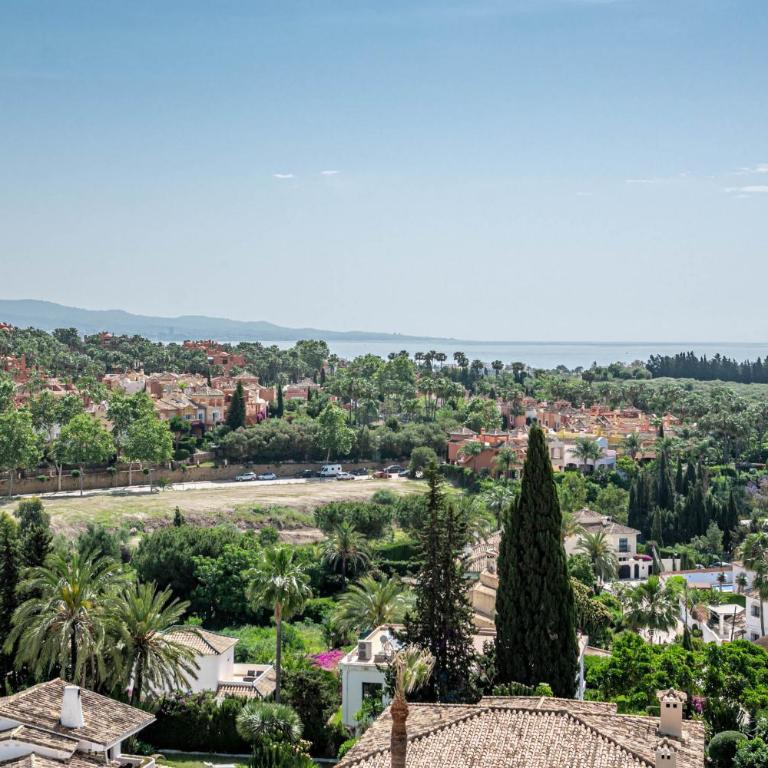 Spacious 2 Bedroom Apartment in Puerto Banus with a Private Terrace and Mountain Views - Deluxe Apartment - 36