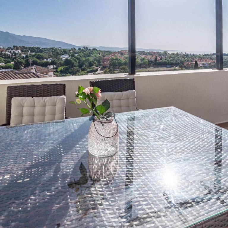 Spacious 2 Bedroom Apartment in Puerto Banus with a Private Terrace and Mountain Views - Deluxe Apartment - 40