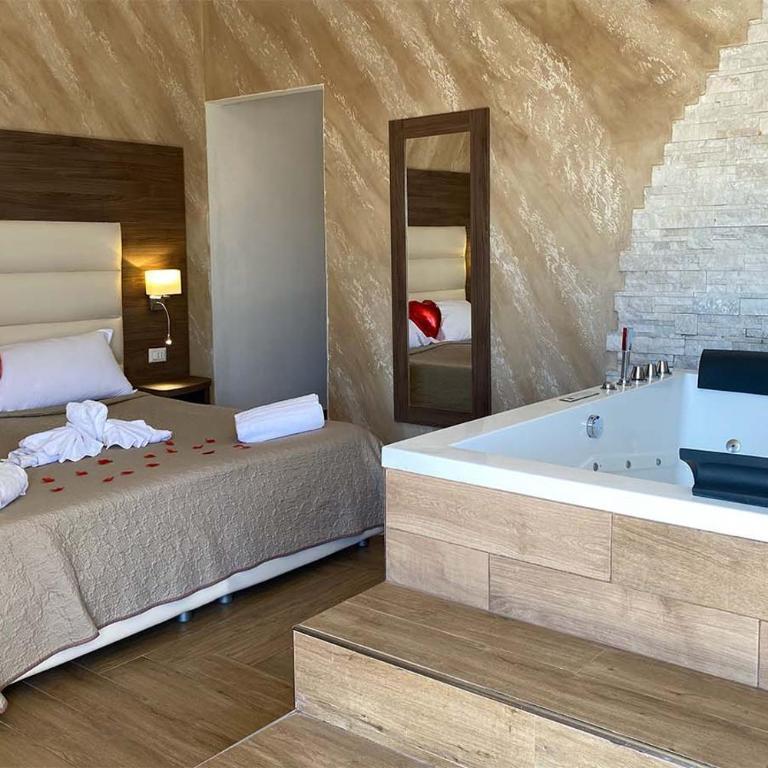 BlueBay Residence Resort - Suite Deluxe con Vasca Idromassaggio - 3