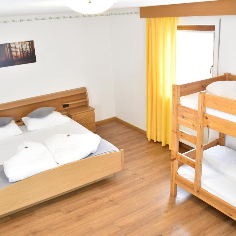 Almhotel Bergerhof - Dreibettzimmer mit Balkon - 3