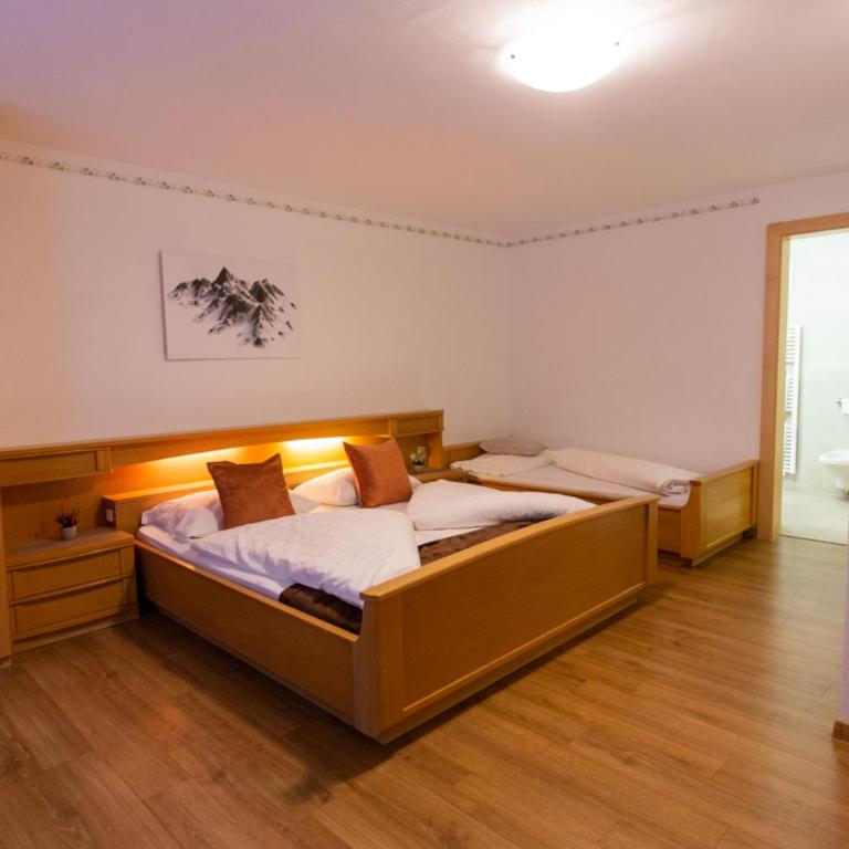 Almhotel Bergerhof - Dreibettzimmer mit Balkon - 2
