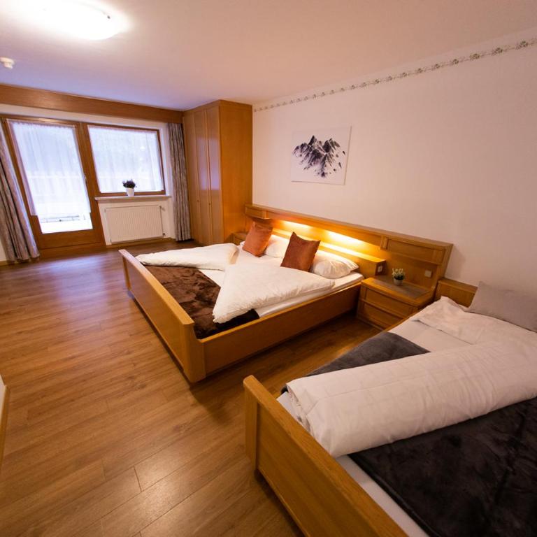 Almhotel Bergerhof - Dreibettzimmer mit Balkon - 6