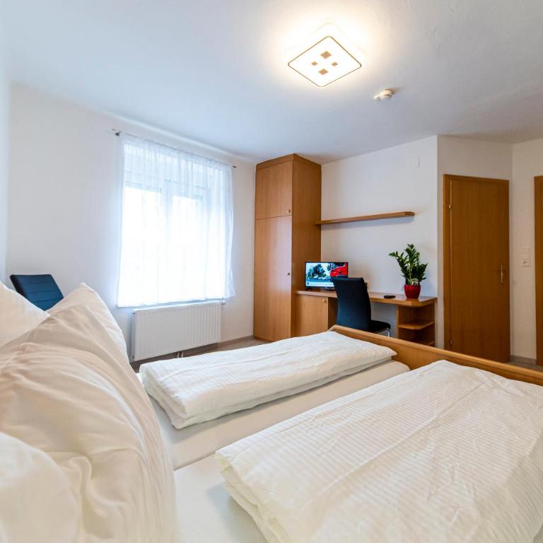 Zeltweg-Rooms - Double Room with Private Bathroom - 3