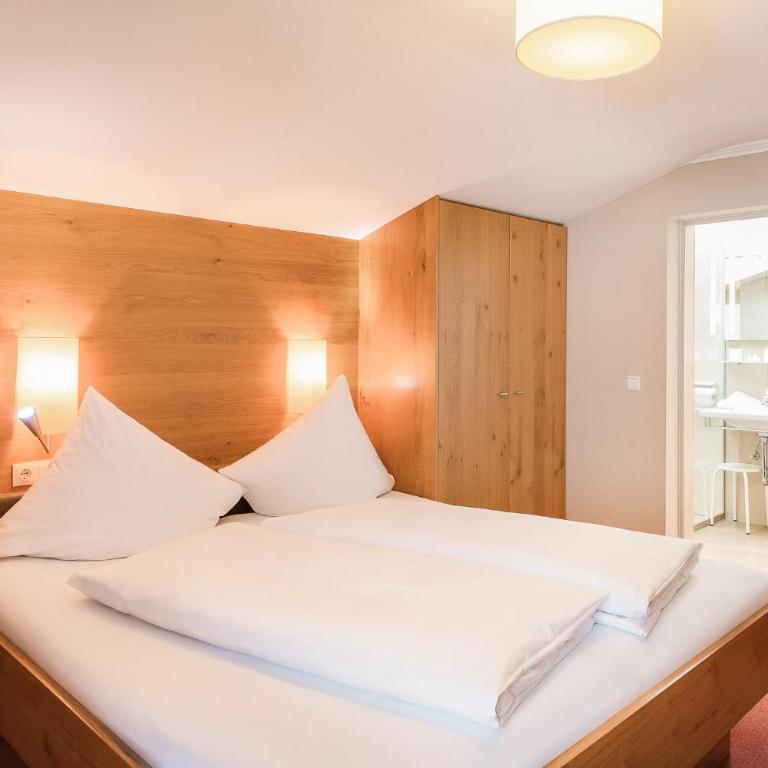 Gästehaus Hornegger - Doppelzimmer mit Balkon - 5