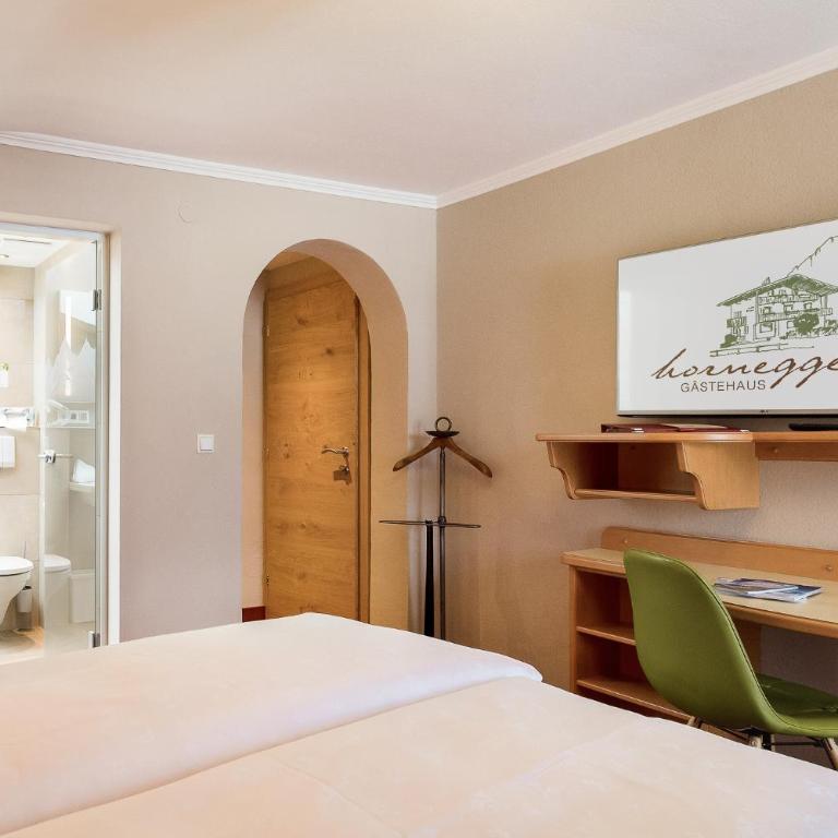 Gästehaus Hornegger - Doppelzimmer mit Balkon - 4