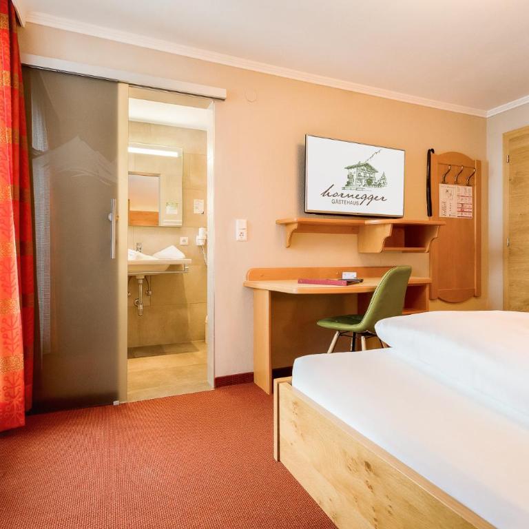 Gästehaus Hornegger - Doppelzimmer mit Balkon - 3