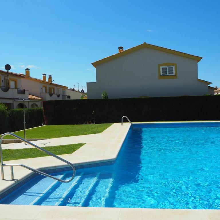 Casa en l'Estartit, piscina, jardín comunitario - Three-Bedroom House - 1
