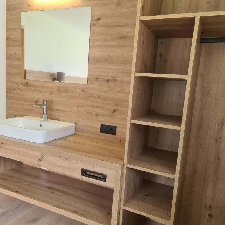 Hotel Alpenhof*** - Basic Dreibettzimmer - 2