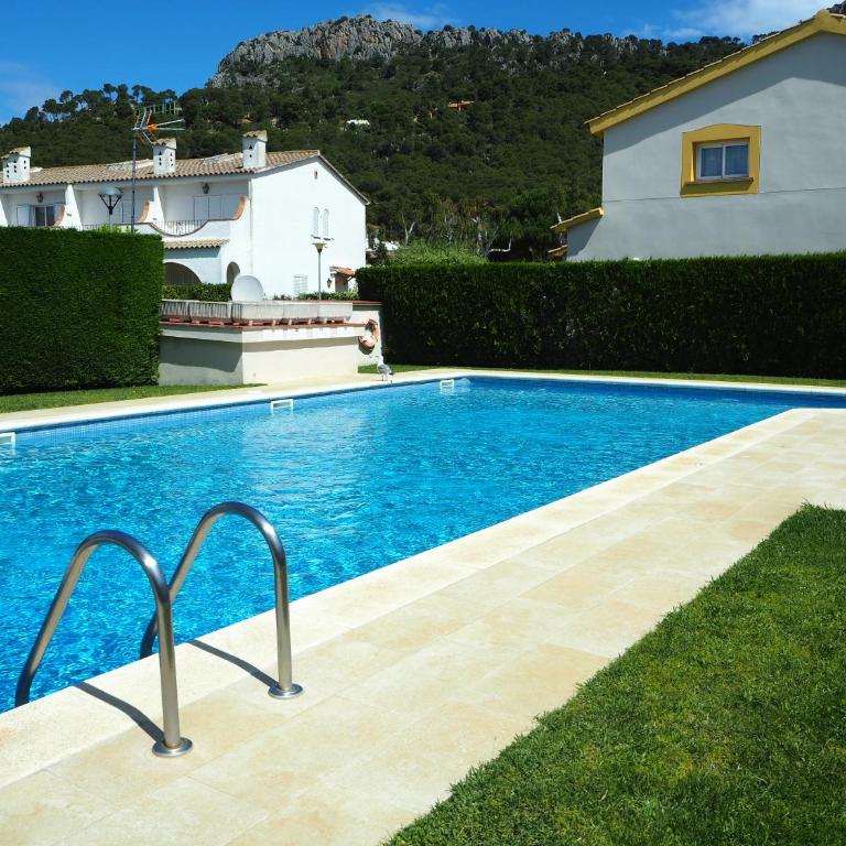 Casa en l'Estartit, piscina, jardín comunitario - Three-Bedroom House - 15