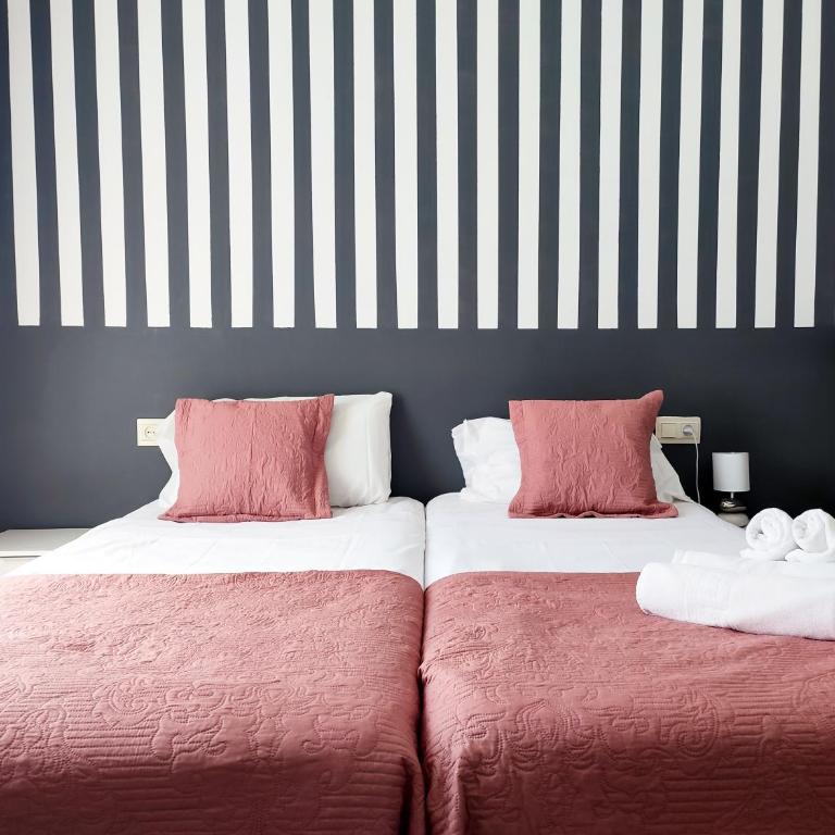 Flats Friends Plaza de la Reina - Twin Room with View - 10