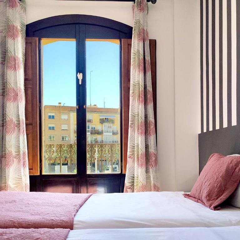 Flats Friends Plaza de la Reina - Twin Room with View - 9