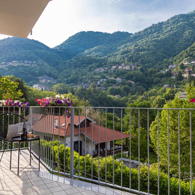 We Lake Como: lake view apartment, feeling home in charming Argegno - Appartamento con 1 Camera da Letto, Balcone e Vista Acqua - 14