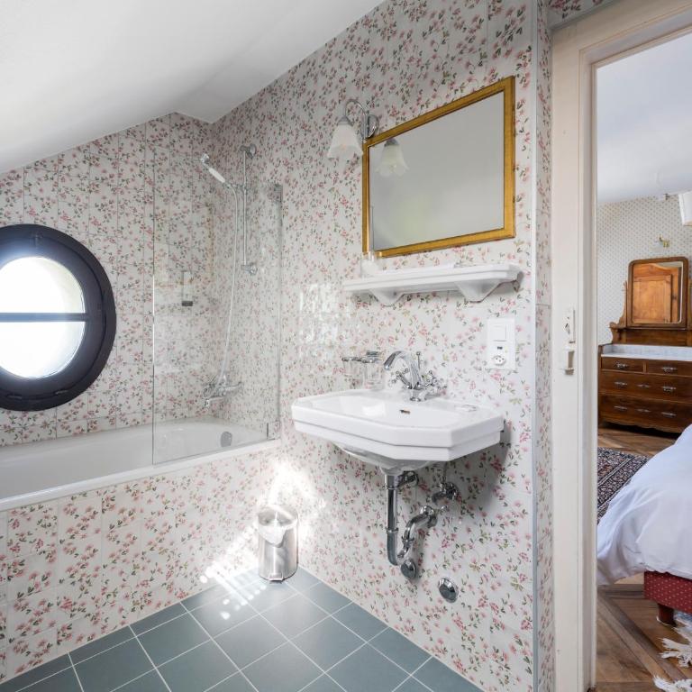 Swiss Historic Hotel Masson - Superior Double Room with Lake View - 11