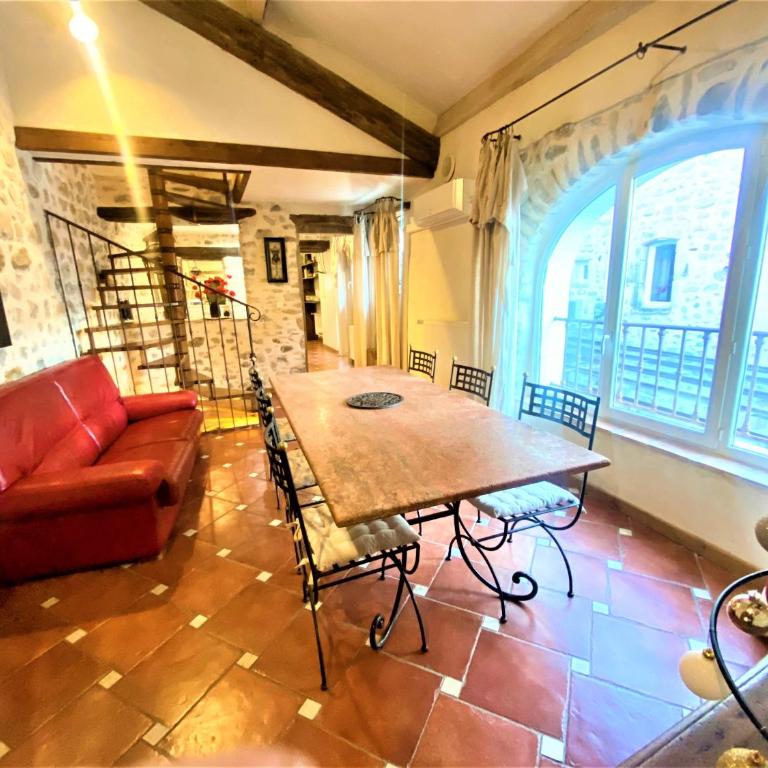 Gîte de groupe 19p-9ch OU 3 gîtes indépendants 6p-3ch - PATIO et PISCINE INTERIEURE CHAUFFEE TOUTE L'ANNEE - Maison 3 Chambres - 6