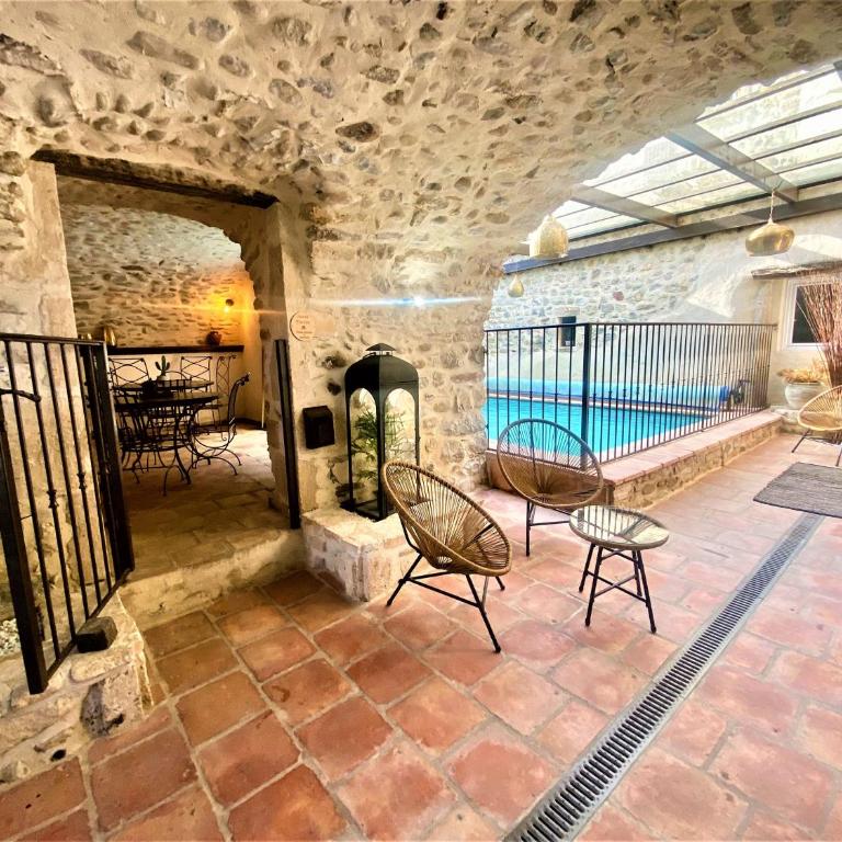 Gîte de groupe 19p-9ch OU 3 gîtes indépendants 6p-3ch - PATIO et PISCINE INTERIEURE CHAUFFEE TOUTE L'ANNEE - Maison 3 Chambres - 25