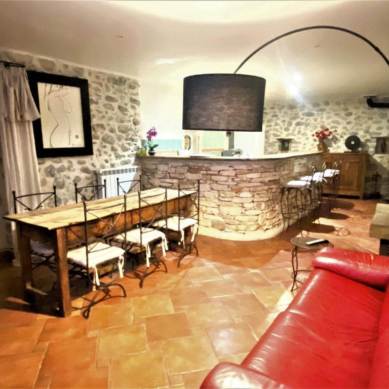 Gîte de groupe 19p-9ch OU 3 gîtes indépendants 6p-3ch - PATIO et PISCINE INTERIEURE CHAUFFEE TOUTE L'ANNEE - Maison 3 Chambres - 14