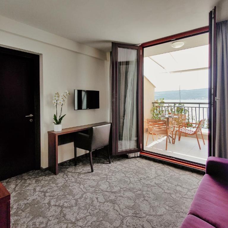 Hotel Pine - Two-Bedroom Suite with Terrace and Sea View - 4