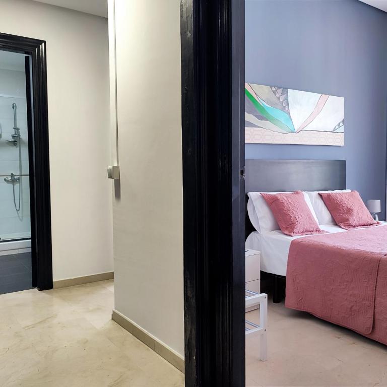 Flats Friends Plaza de la Reina - Quadruple Room with View - 17