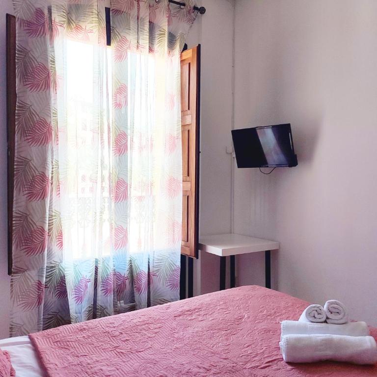 Flats Friends Plaza de la Reina - Quadruple Room with View - 9