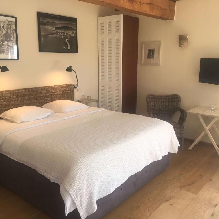Villa La Begude - Boutique B&B - Chambre Double Supérieure 3 - Vue sur Piscine - 33 m² - 4