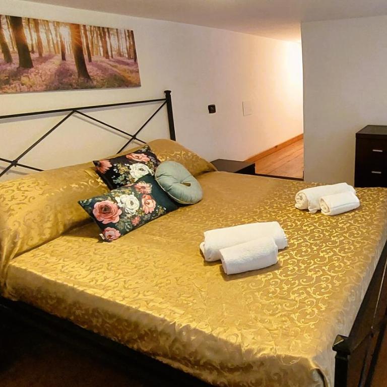 GEMELLI HOLIDAYS - Monte Mario Station connecting to center in 20 minutes, 2 easy lofts, groundfloor with courtyard, mezzanine bedroom, baby & pet friendly, 2 steps from groceries, restaurants, park, bus, cycle path - Warm guest care in 4 languages - Apartment mit 1 Schlafzimmer - 2