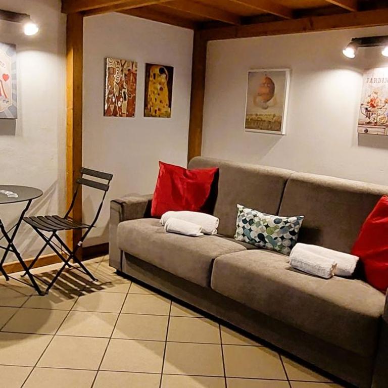 GEMELLI HOLIDAYS - Monte Mario Station connecting to center in 20 minutes, 2 easy lofts, groundfloor with courtyard, mezzanine bedroom, baby & pet friendly, 2 steps from groceries, restaurants, park, bus, cycle path - Warm guest care in 4 languages - Apartment mit 1 Schlafzimmer - 5