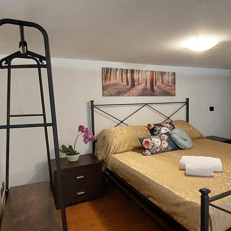 GEMELLI HOLIDAYS - Monte Mario Station connecting to center in 20 minutes, 2 easy lofts, groundfloor with courtyard, mezzanine bedroom, baby & pet friendly, 2 steps from groceries, restaurants, park, bus, cycle path - Warm guest care in 4 languages - Apartment mit 1 Schlafzimmer - 7