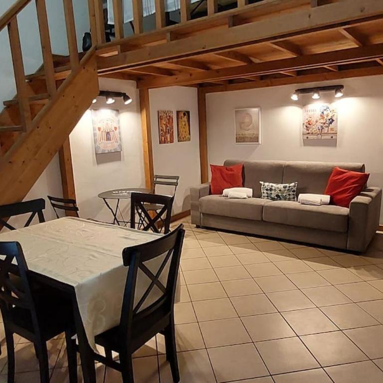 GEMELLI HOLIDAYS - Monte Mario Station connecting to center in 20 minutes, 2 easy lofts, groundfloor with courtyard, mezzanine bedroom, baby & pet friendly, 2 steps from groceries, restaurants, park, bus, cycle path - Warm guest care in 4 languages - Apartment mit 1 Schlafzimmer - 1