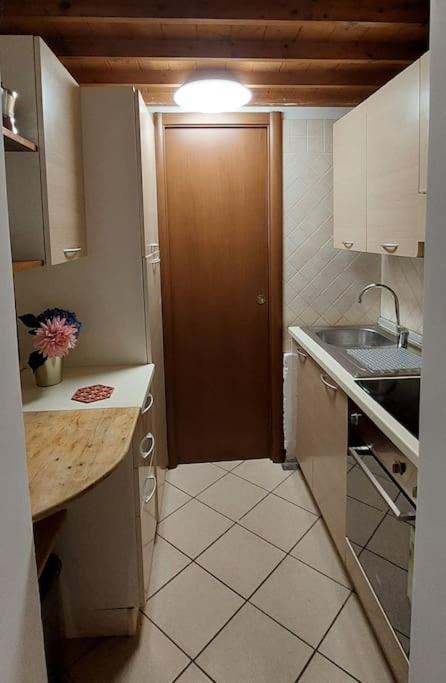 GEMELLI HOLIDAYS - Monte Mario Station connecting to center in 20 minutes, 2 easy lofts, groundfloor with courtyard, mezzanine bedroom, baby & pet friendly, 2 steps from groceries, restaurants, park, bus, cycle path - Warm guest care in 4 languages - Apartment mit 1 Schlafzimmer - 3