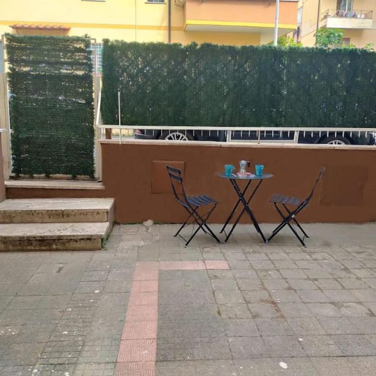 GEMELLI HOLIDAYS - Monte Mario Station connecting to center in 20 minutes, 2 easy lofts, groundfloor with courtyard, mezzanine bedroom, baby & pet friendly, 2 steps from groceries, restaurants, park, bus, cycle path - Warm guest care in 4 languages - Apartment mit 1 Schlafzimmer - 9