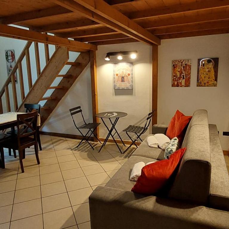 GEMELLI HOLIDAYS - Monte Mario Station connecting to center in 20 minutes, 2 easy lofts, groundfloor with courtyard, mezzanine bedroom, baby & pet friendly, 2 steps from groceries, restaurants, park, bus, cycle path - Warm guest care in 4 languages - Apartment mit 1 Schlafzimmer - 8